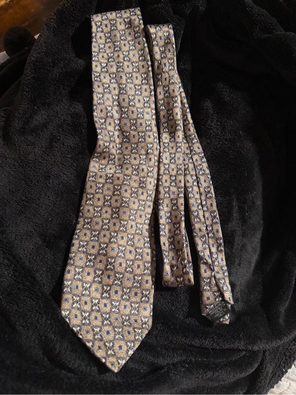 Men's Geoffrey Beene Silk Gold/Brown patterned tie w/blue accents, made in Italy